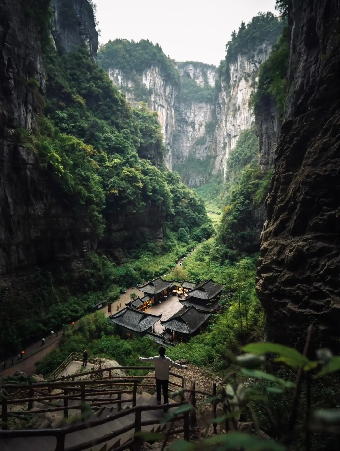 武隆天生三桥峡谷中的建筑与石壁