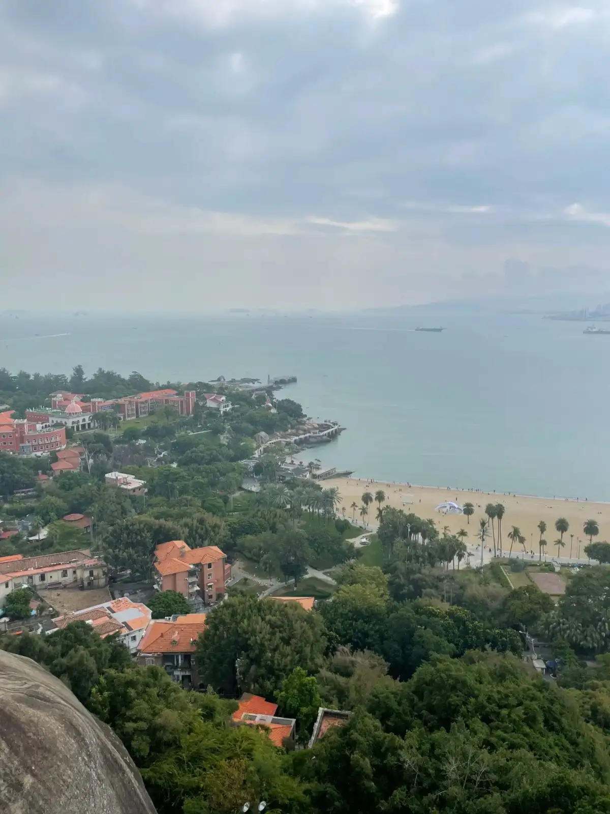 岛上建筑、海岸与沙滩