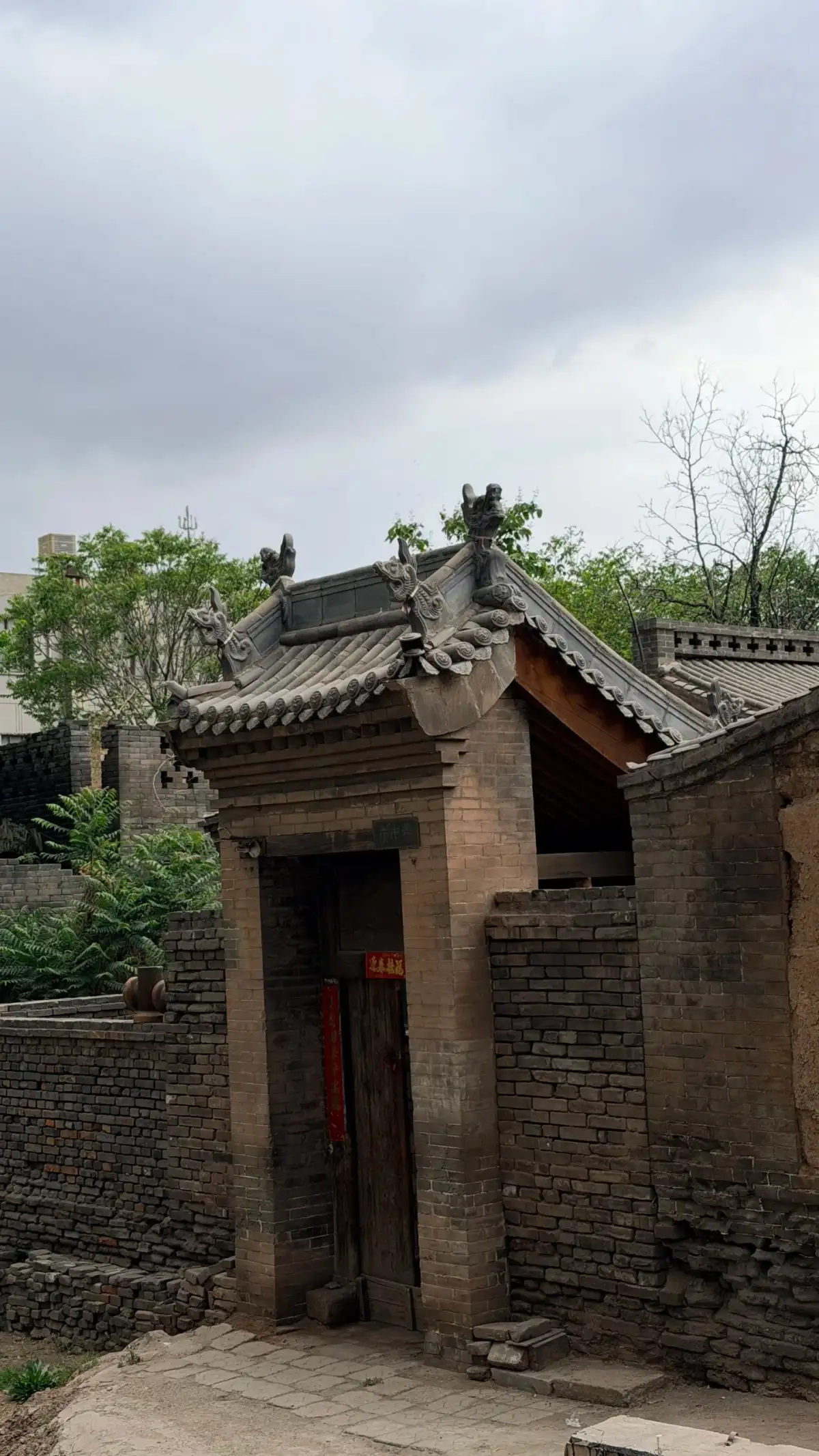 平遥旧街巷灰砖院墙与门楼