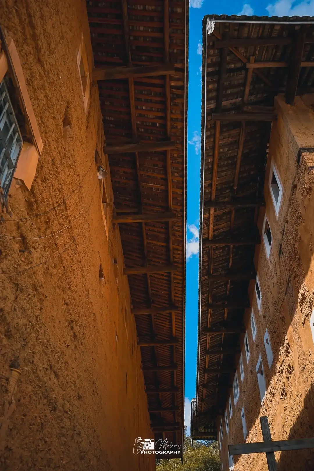福建土楼墙体之间的天空
