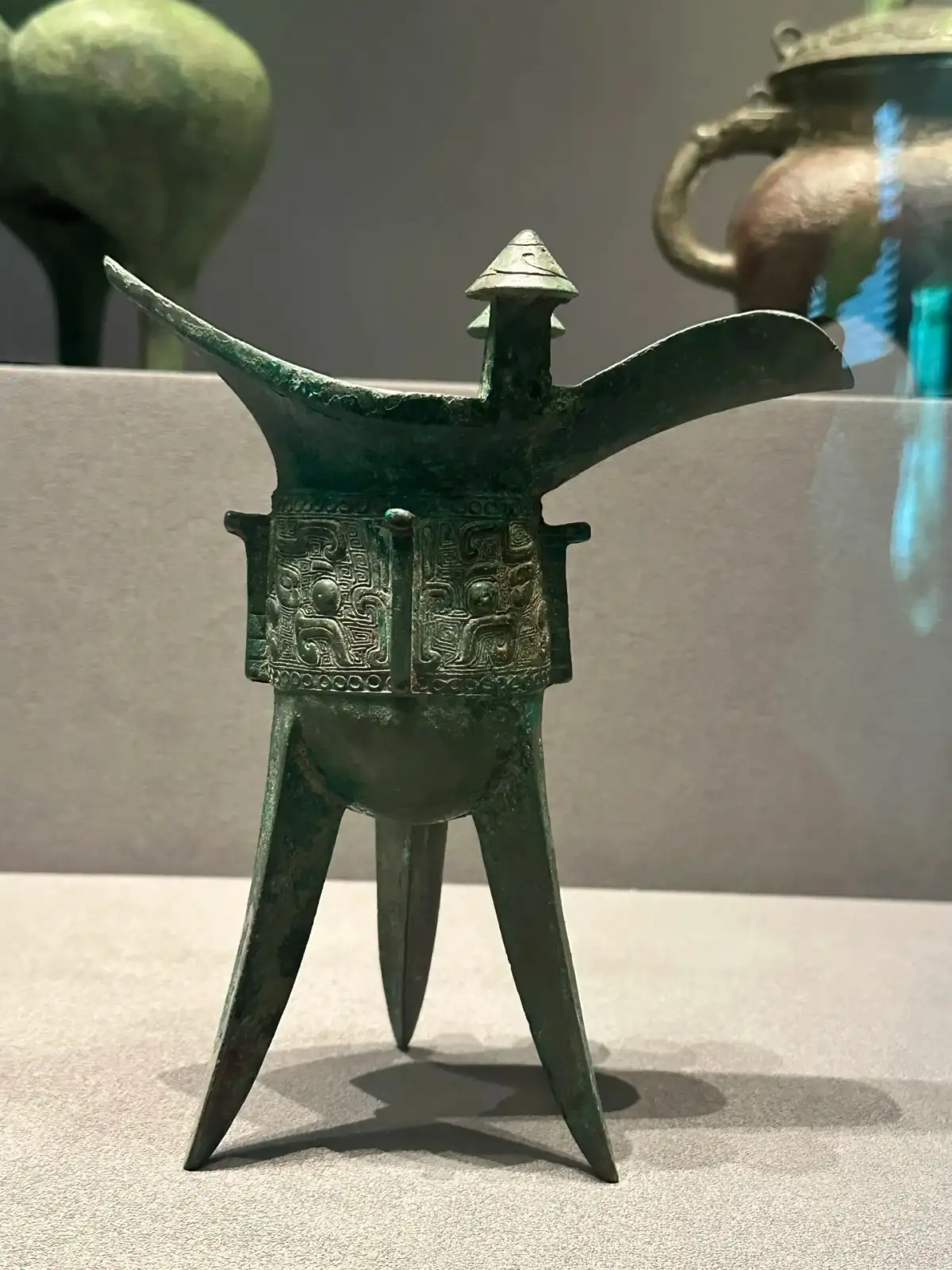 西安博物院展柜中的青铜器
