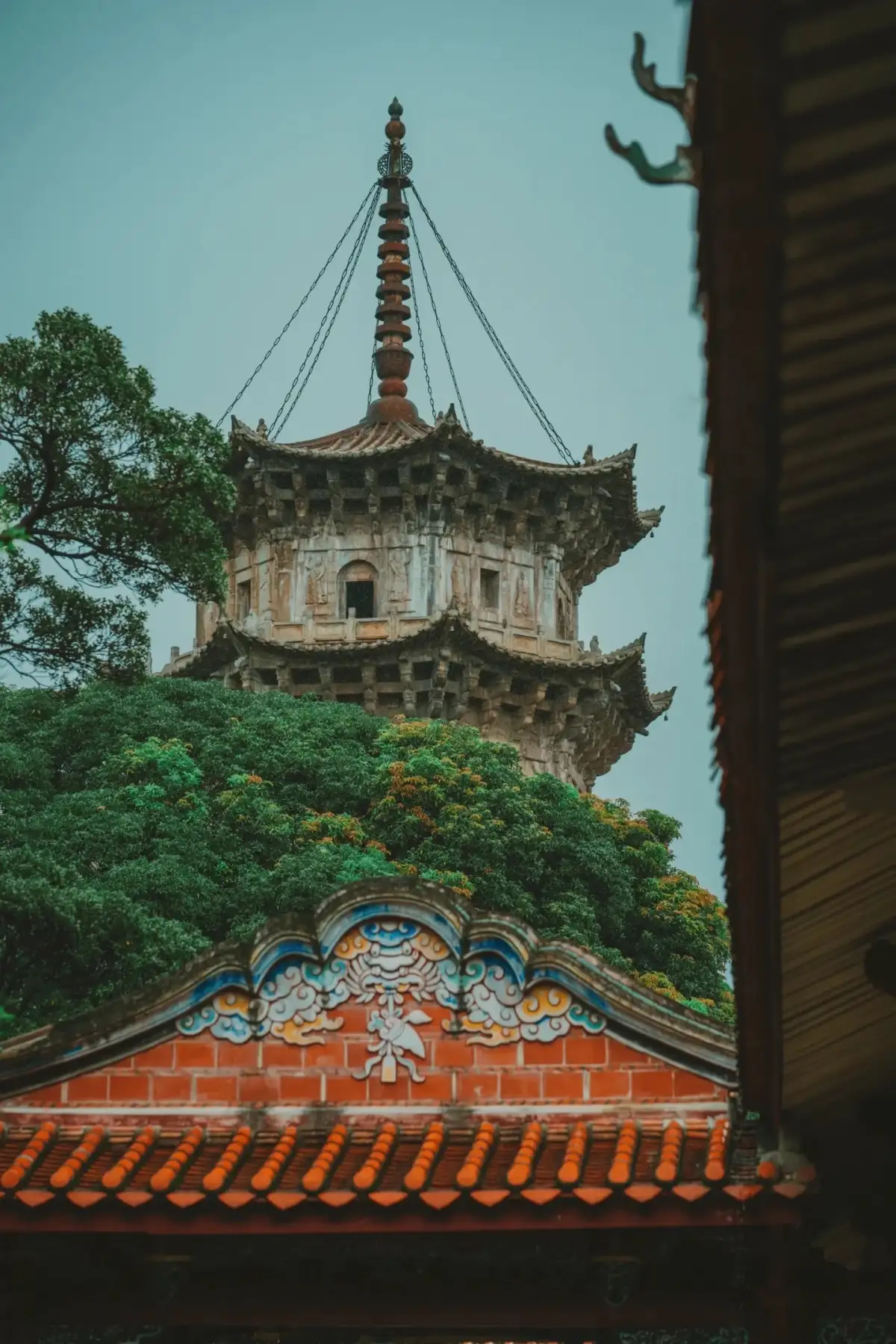 开元寺石塔与前景屋脊