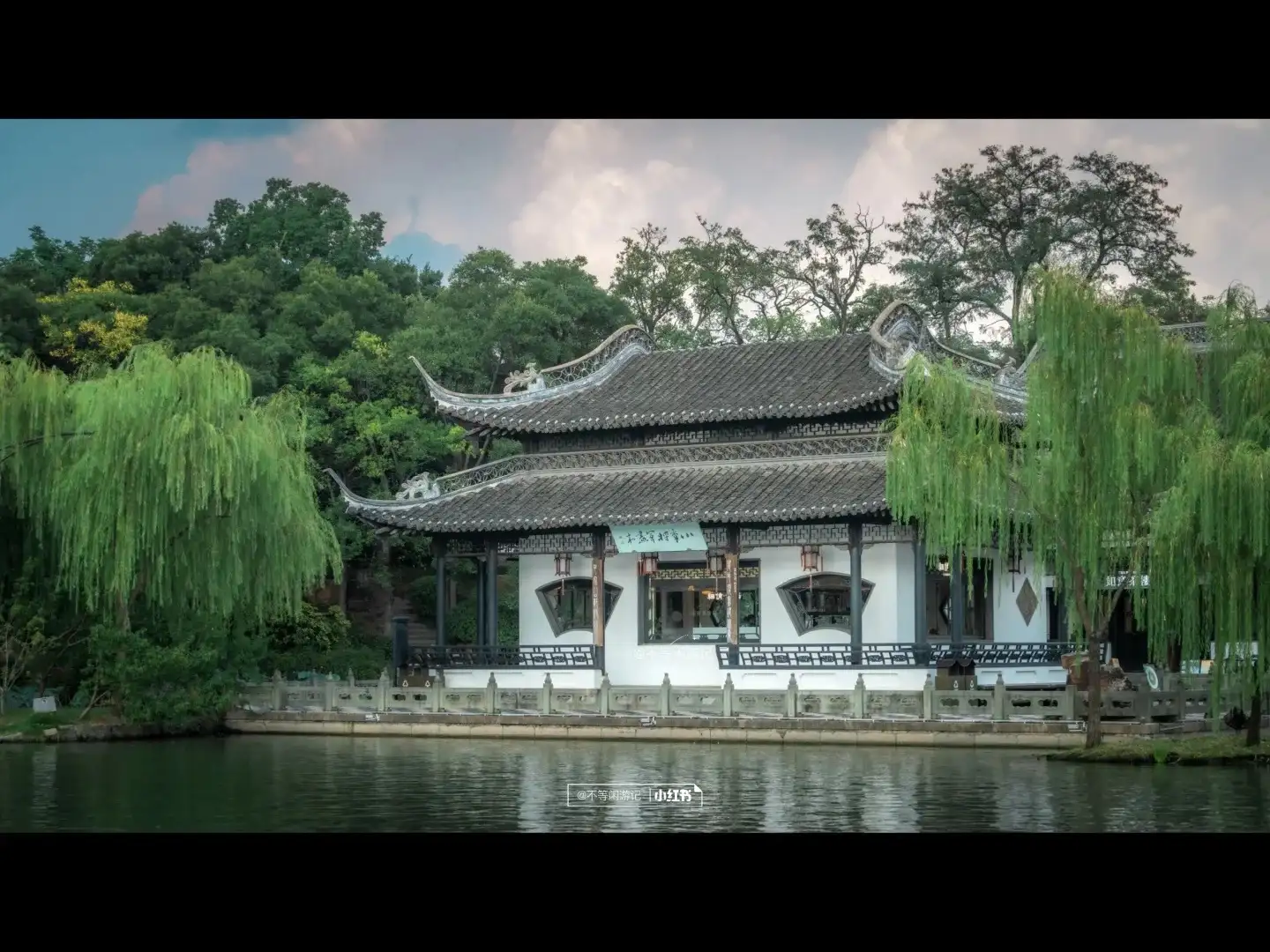 瘦西湖临水建筑、垂柳与湖面倒影