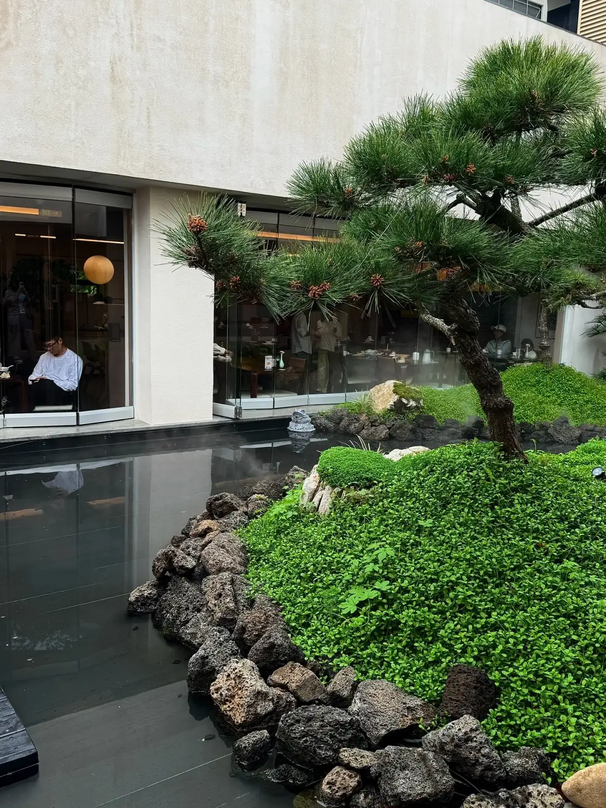 The greenery and water features in the courtyards of Hangzhou restaurants