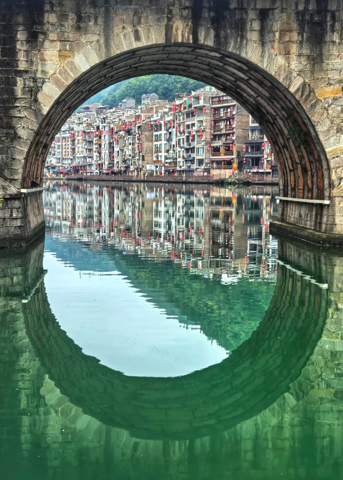 镇远桥拱与舞阳河倒影