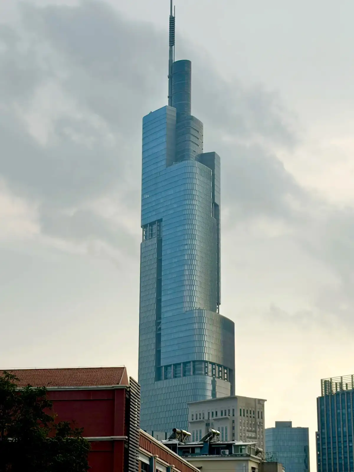 南京紫峰大厦与近处建筑形成的城市轮廓