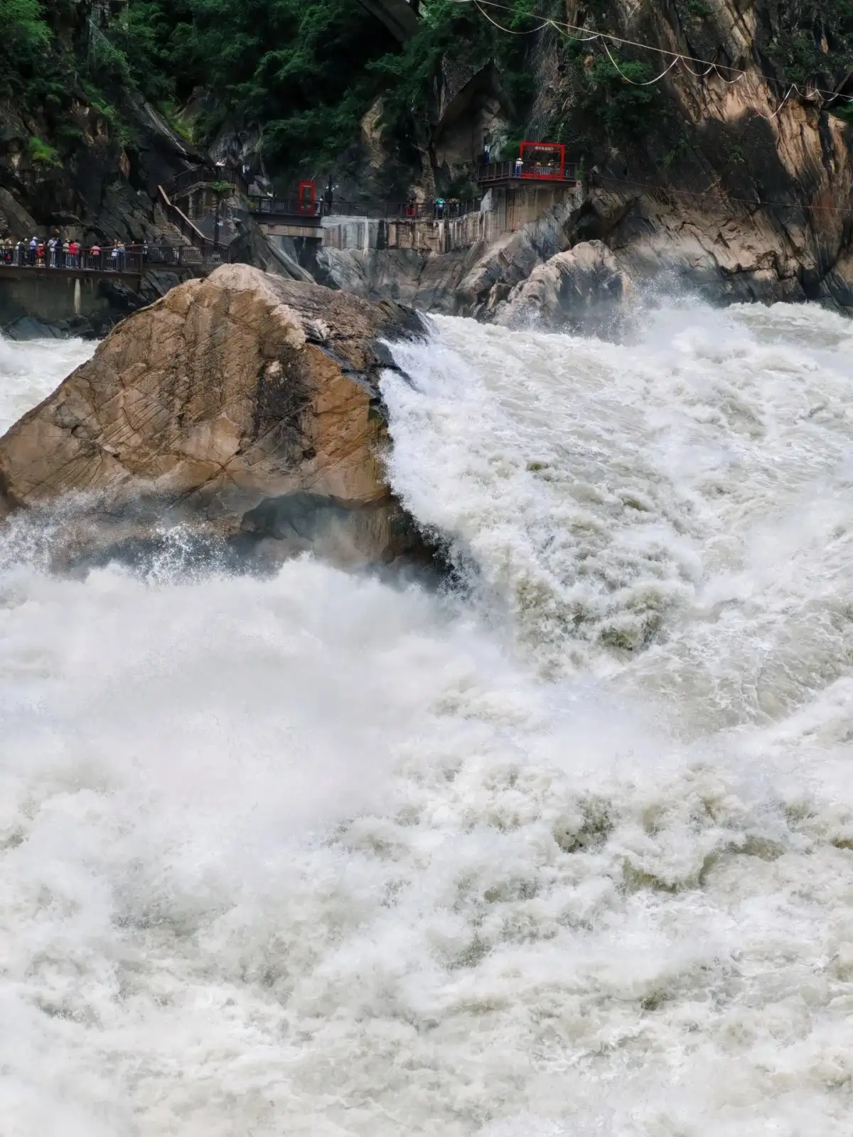 Rapids near the giant boulders at Tiger Leaping Gorge