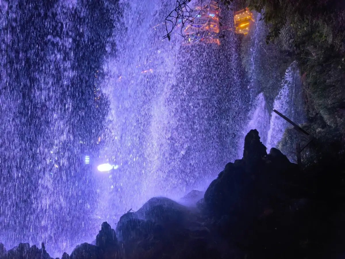夜间灯光下的芙蓉镇水帘