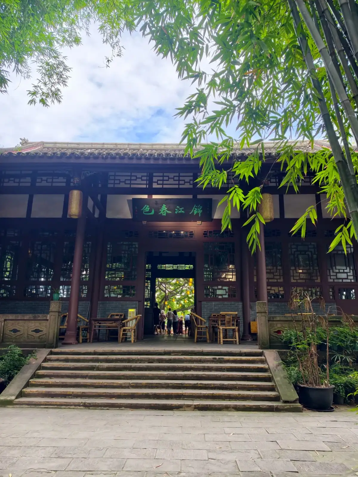 园林建筑正门、石阶与树荫