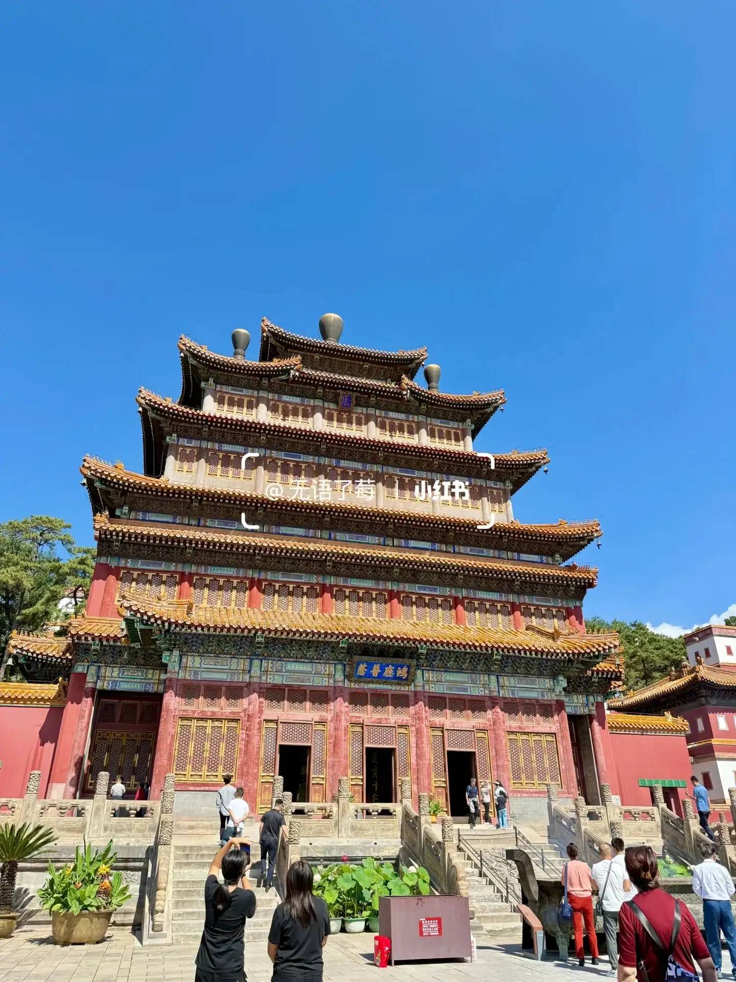 Puning Temple’s main building with its multi-tiered roof and visitors in front of the steps