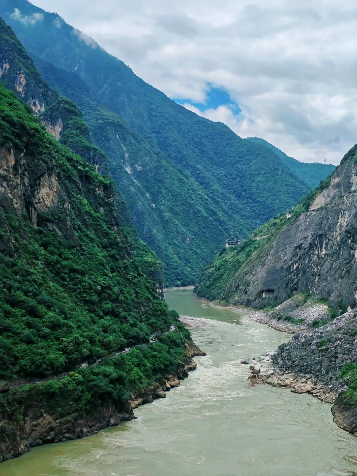 虎跳峡山体间的金沙江