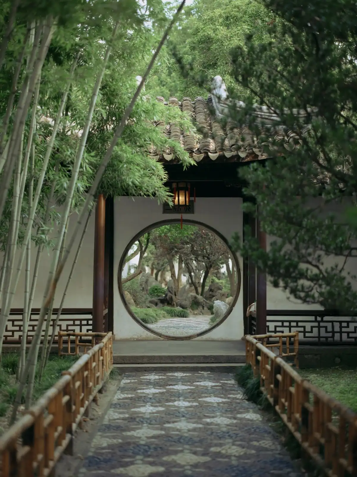 留园廊道与圆形洞门