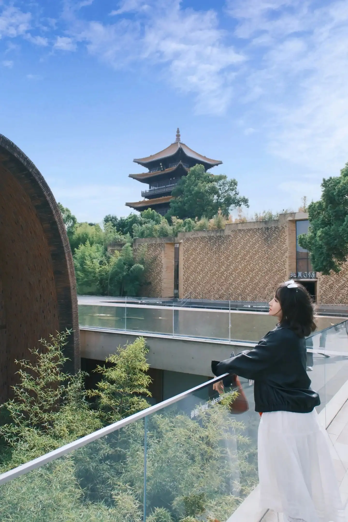 景德镇御窑博物馆砖拱建筑旁的游客背影