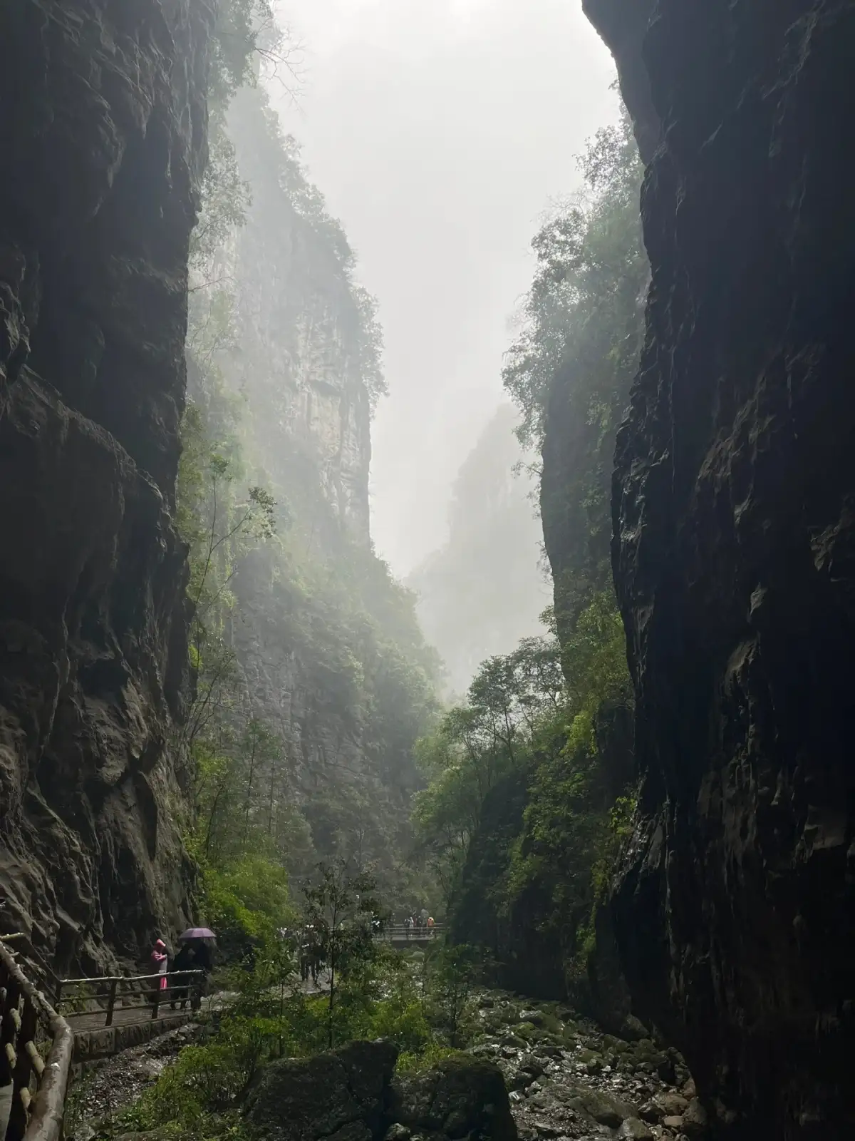 武隆龙水峡地缝的狭长峡谷