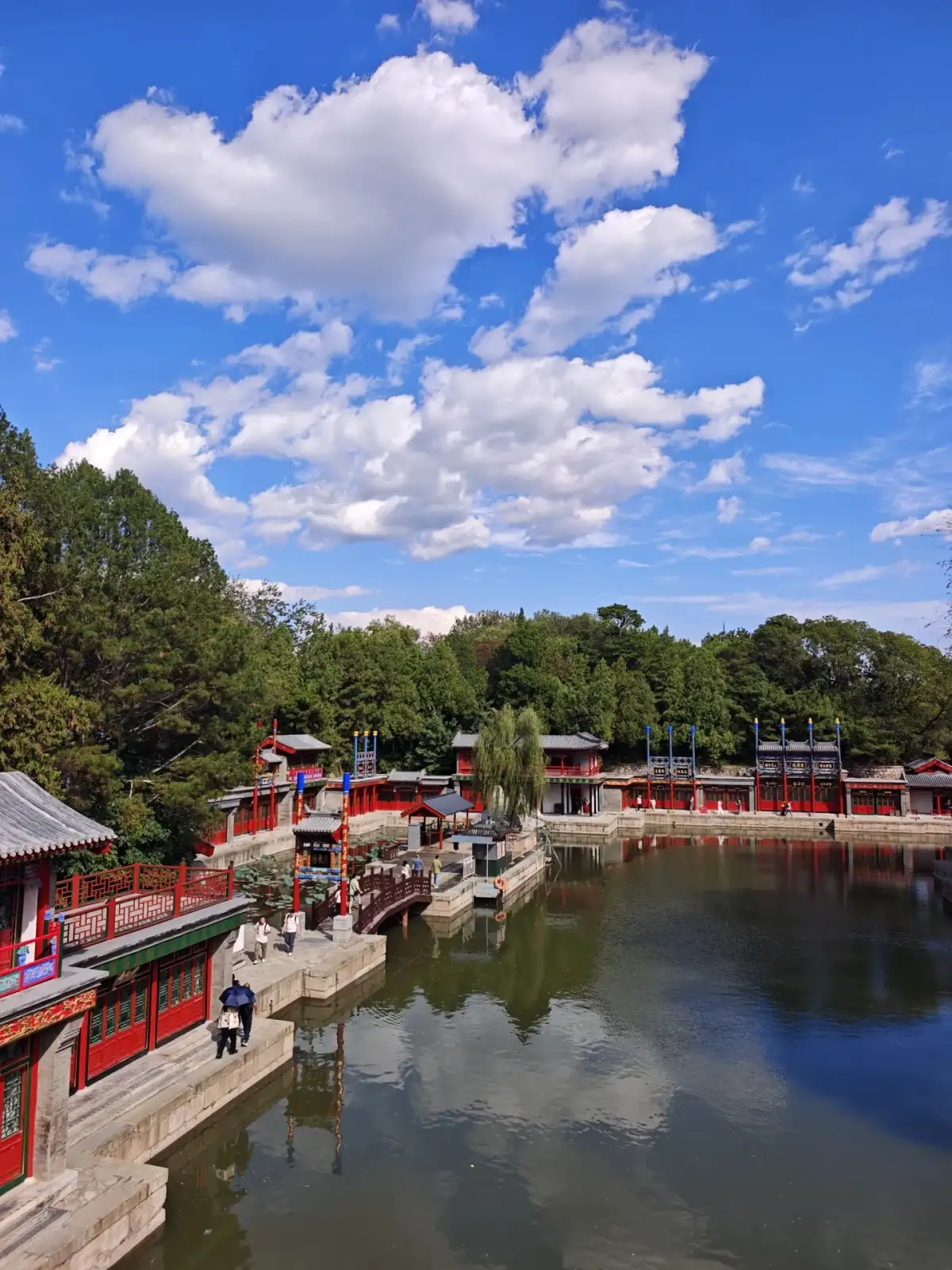 颐和园水道两旁的红色栏杆与沿岸建筑
