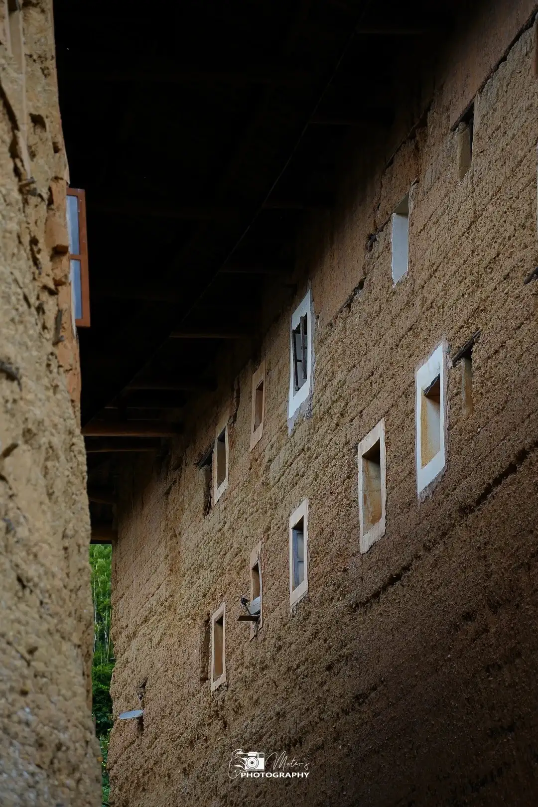 福建土楼夯土墙面与窗洞细节