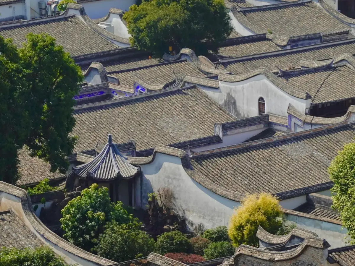 三坊七巷屋顶、白墙与院落绿树