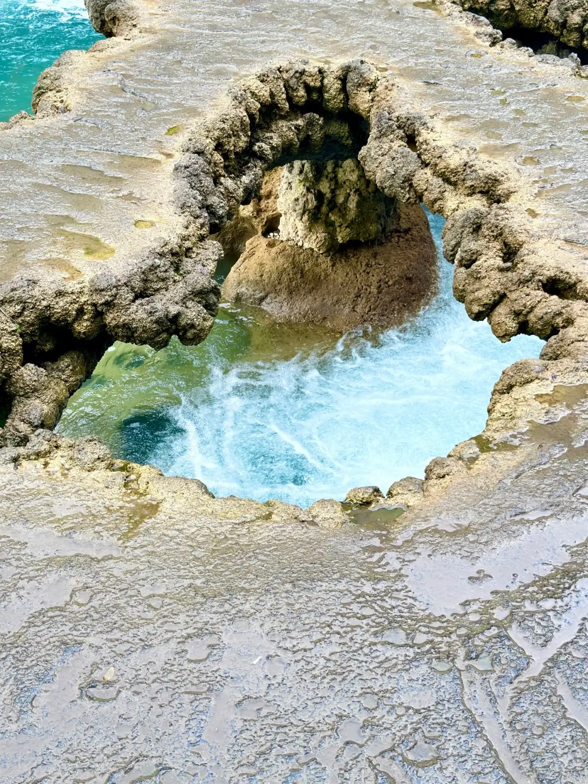 水流经过岩石形成的局部景观