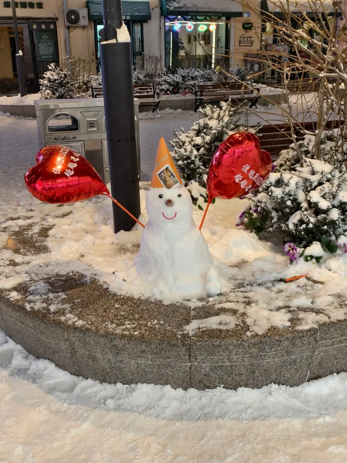 中央大街旁的积雪与季节装饰