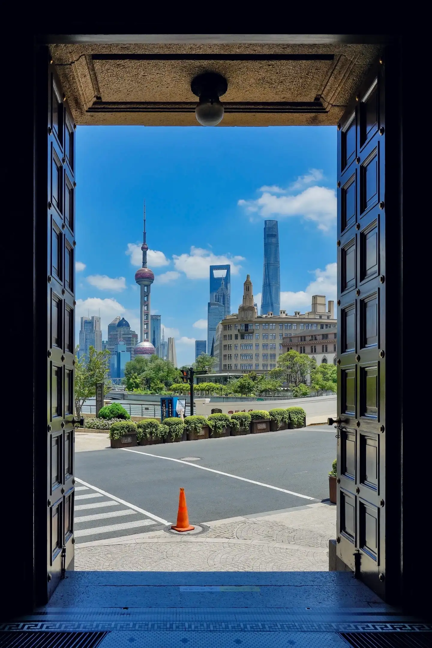 上海邮政建筑门洞望向城市天际线