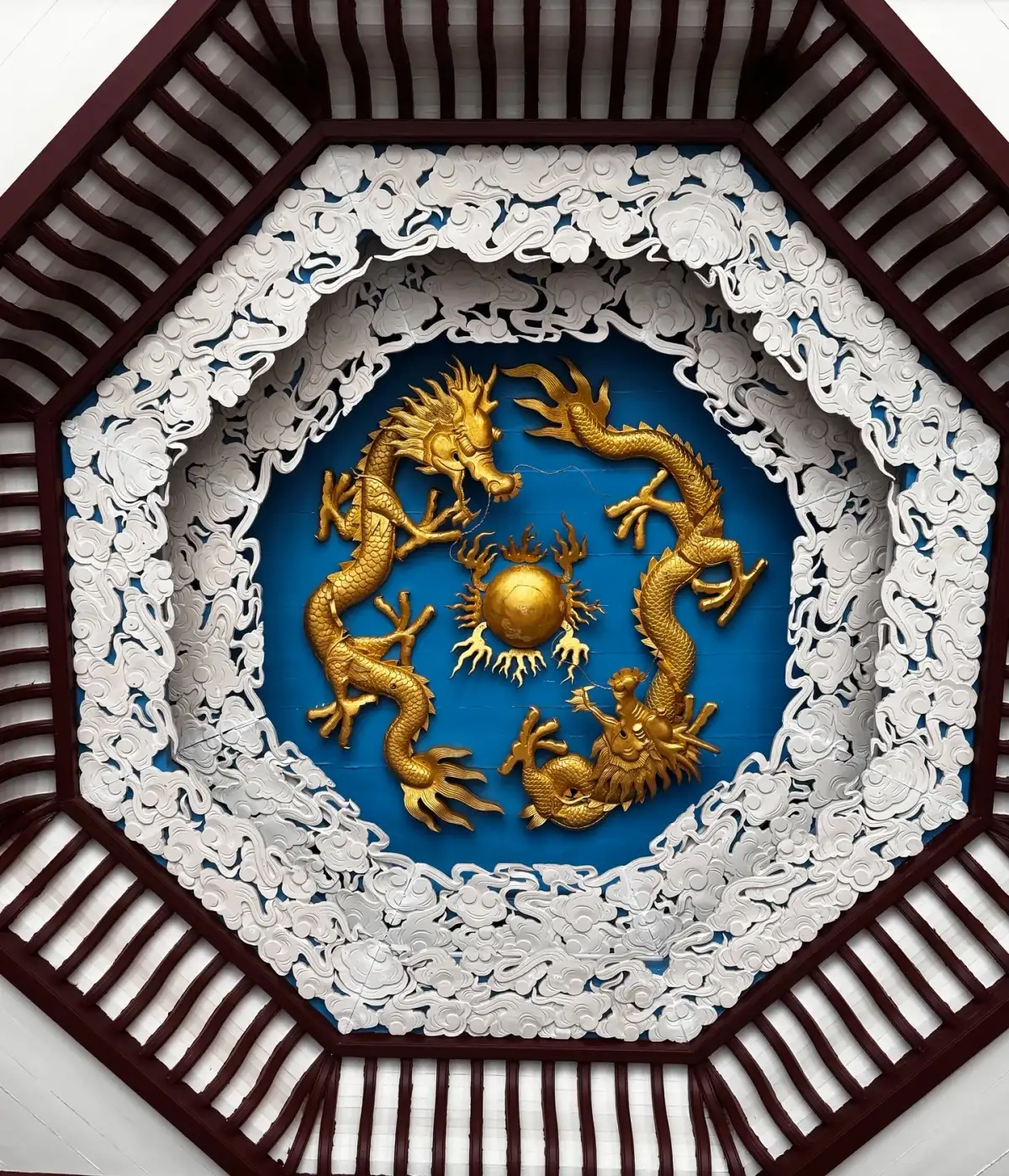 岳麓书院园内建筑顶部的龙纹与云纹装饰
