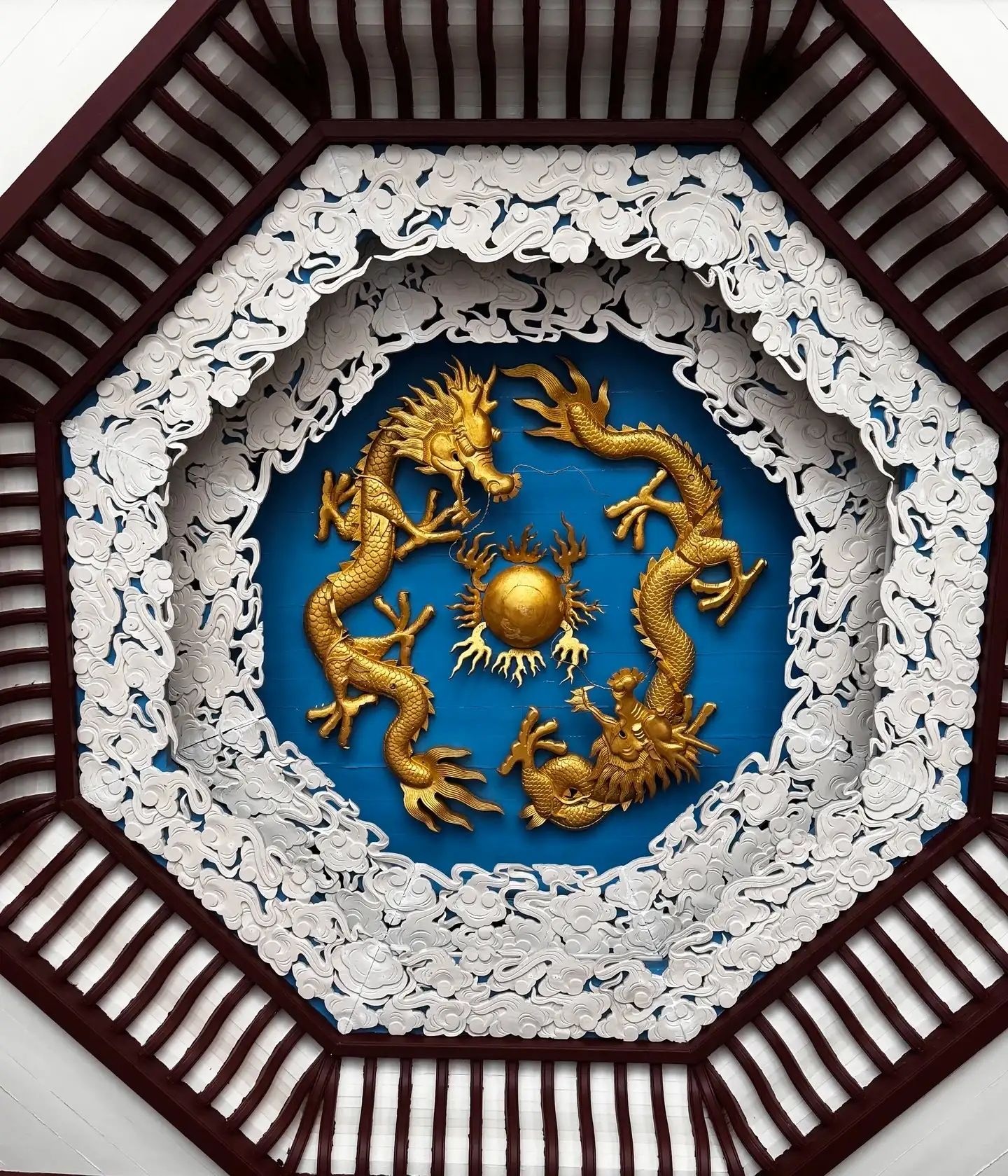 岳麓书院园内建筑顶部的龙纹与云纹装饰
