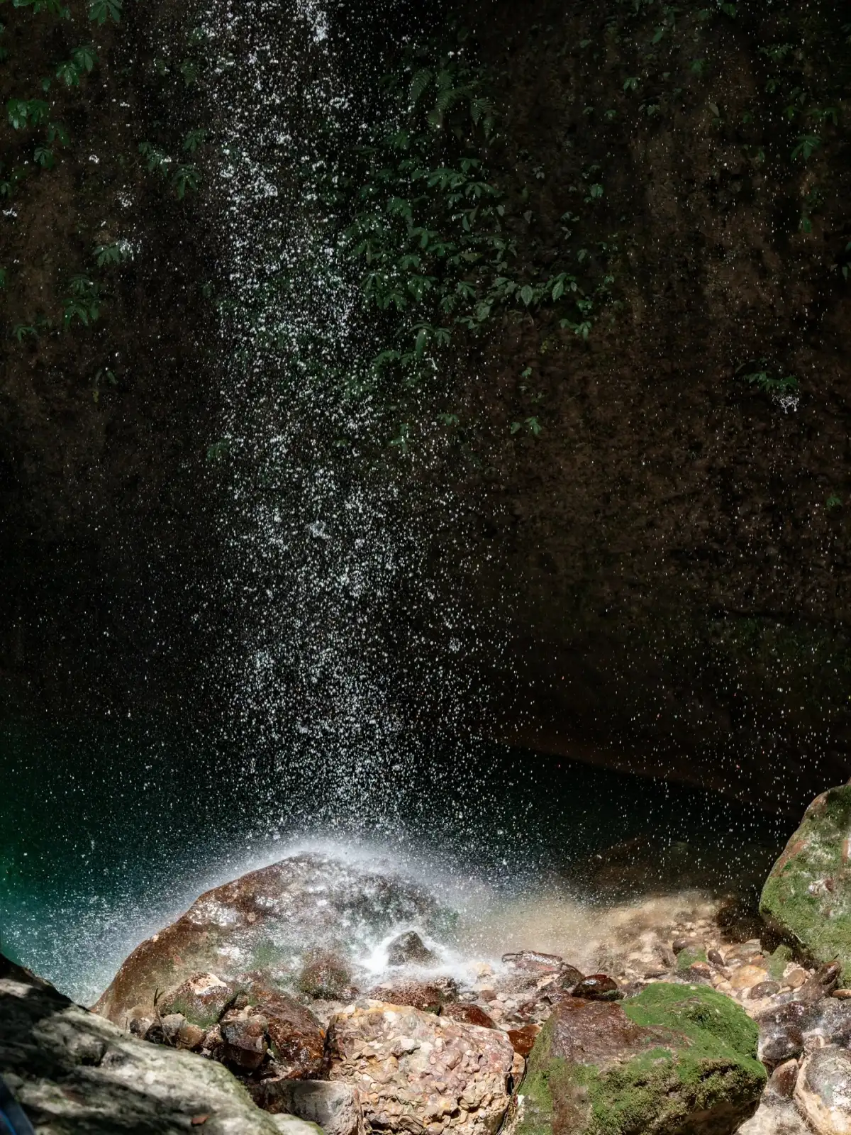 The trickling stream beneath the cliffs of Qingcheng’s Back Mountain