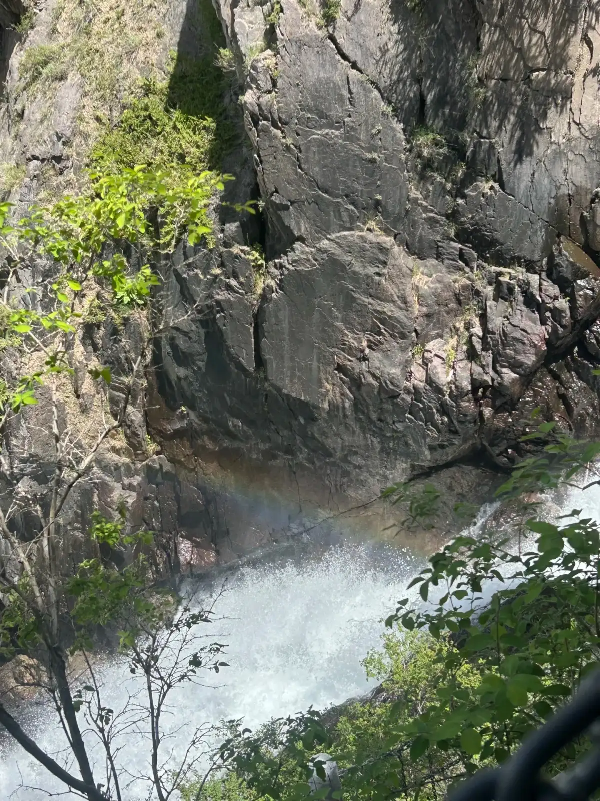 天池景区岩壁间的瀑布