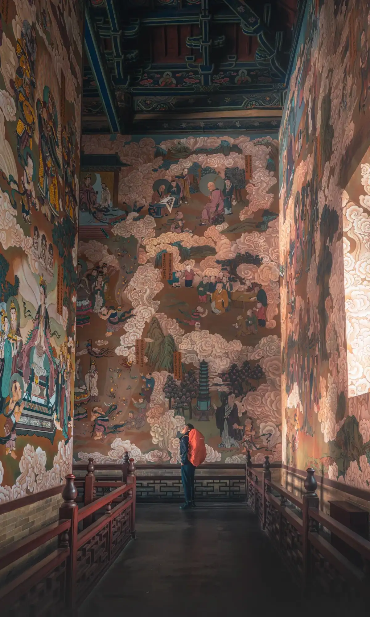 华严寺殿内壁画、彩绘顶部与参观栏杆