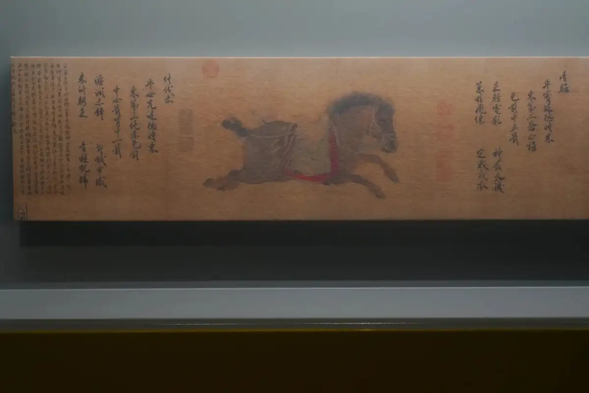 西安碑林博物馆展柜中带题跋的人物画卷