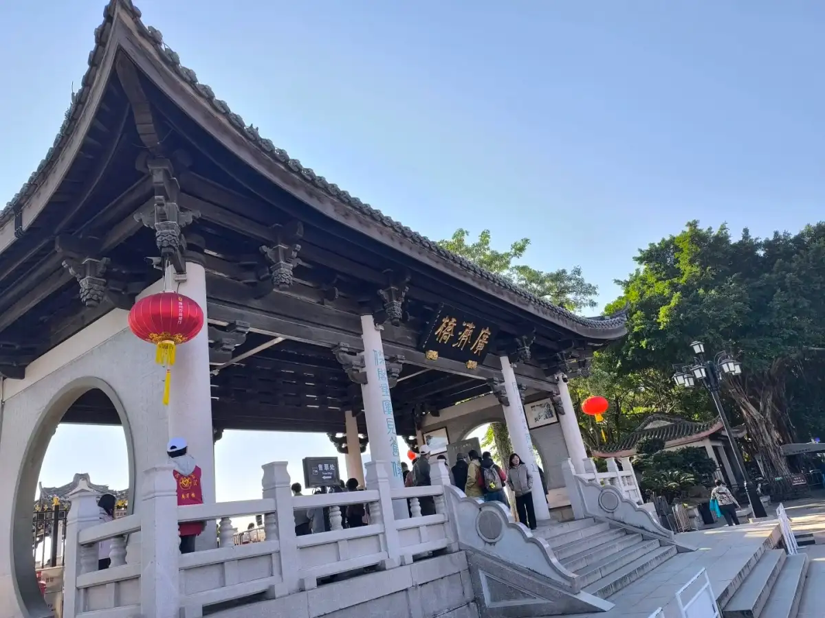 Pavilions and Corridors on Guangji Bridge in Chaozhou