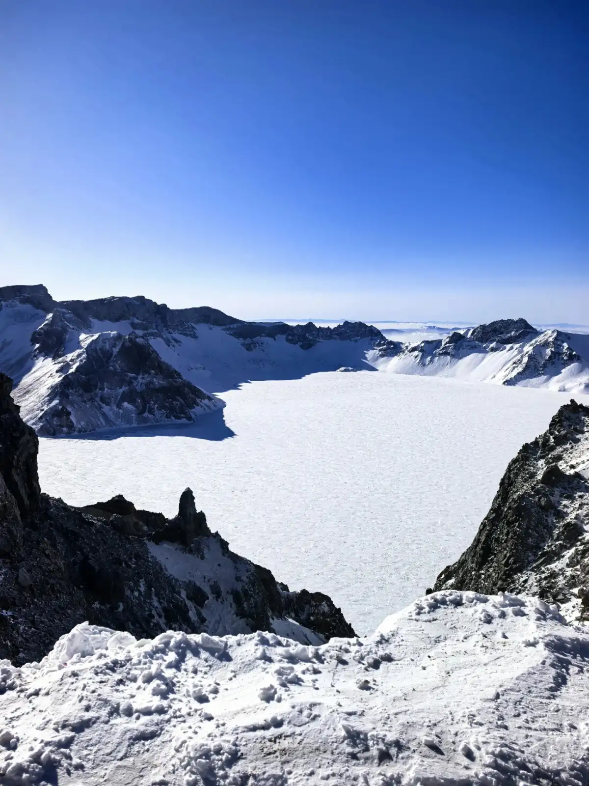 冬日天池与积雪山体