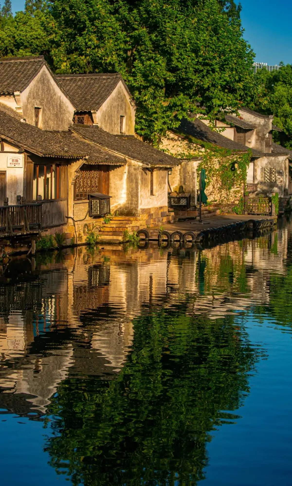 乌镇临水建筑与河面倒影