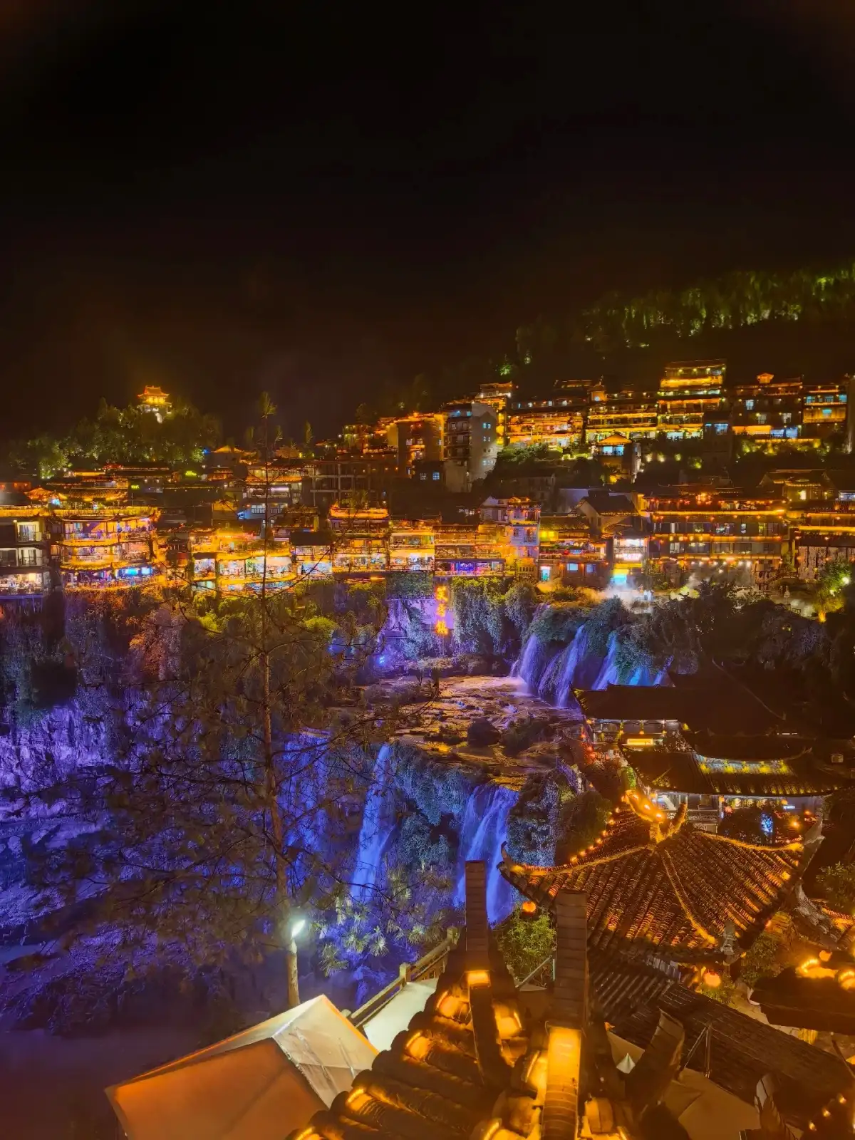 Night views of Furong Town’s waterside architecture and waterfalls