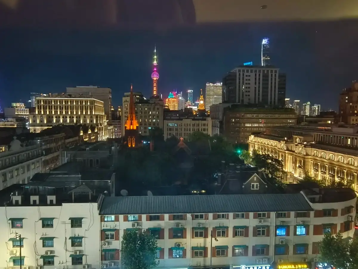 窗外夜间城市建筑与东方明珠
