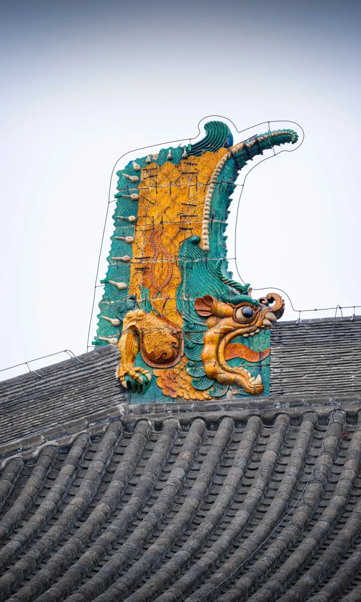 另一角度的琉璃鸱吻与瓦垄