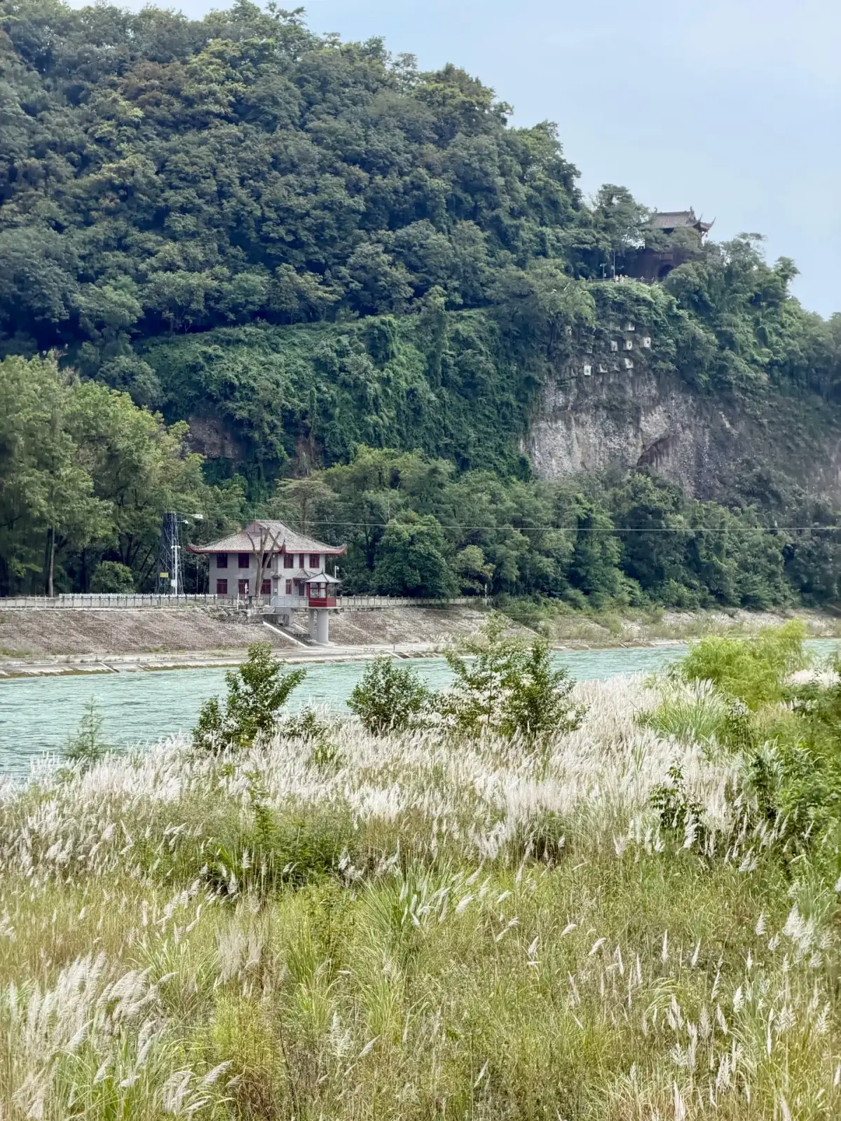 都江堰岸线与山林建筑