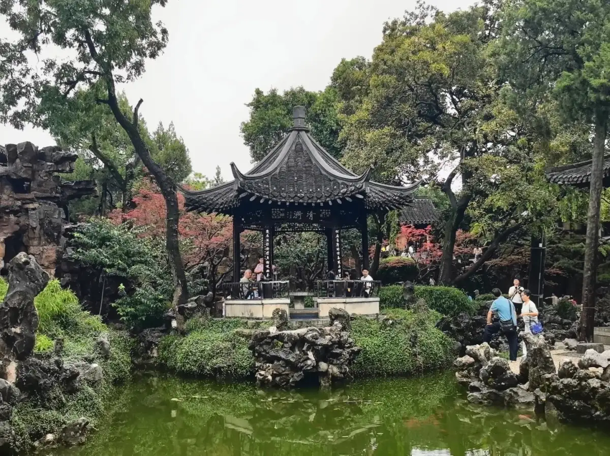 扬州个园湖石假山与亭阁