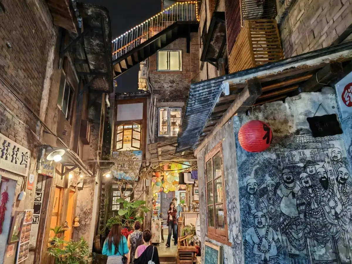 重庆山城巷夜间店铺、旧墙与灯光
