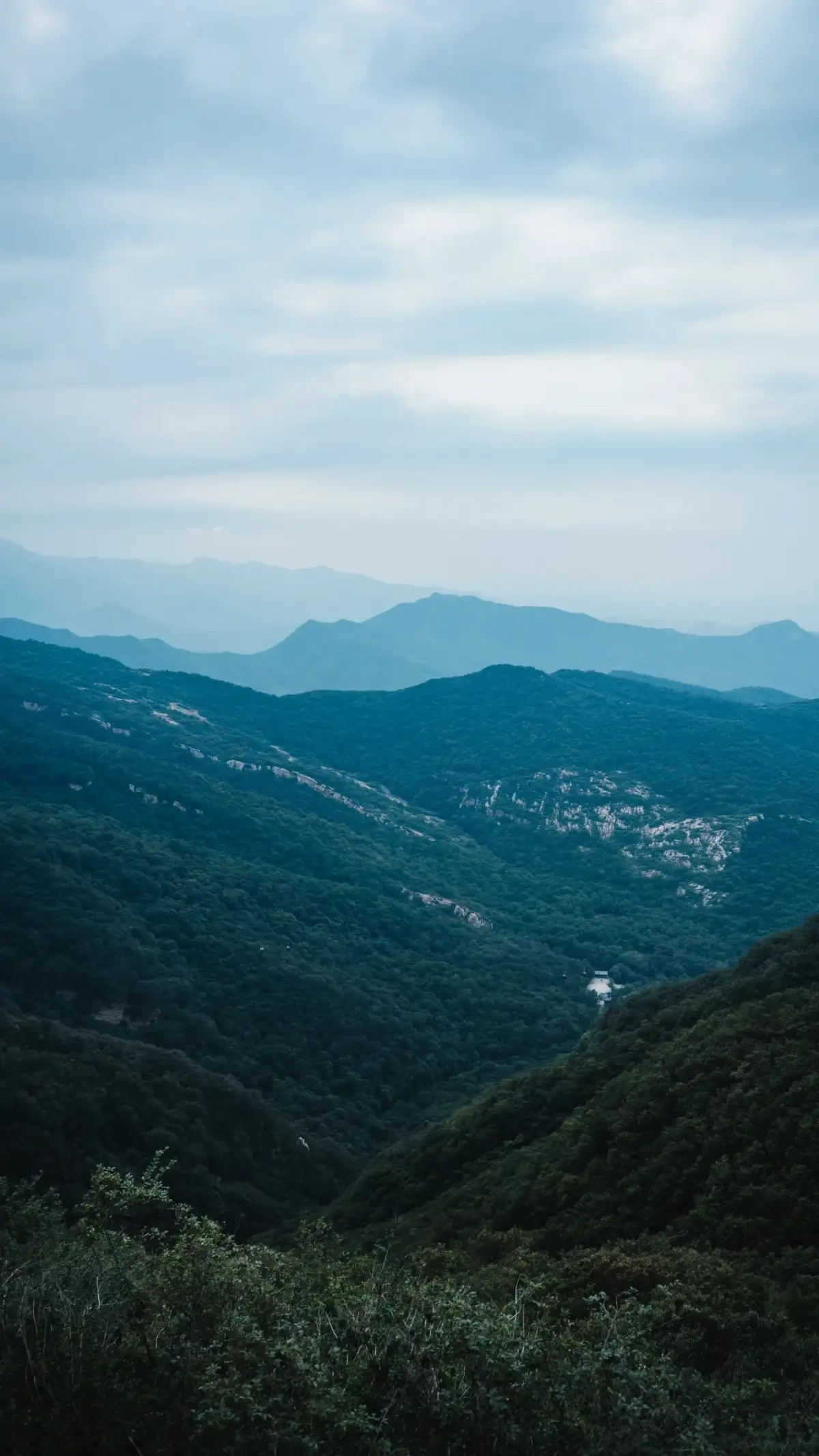 嵩山绿色山谷与远处层叠山脊