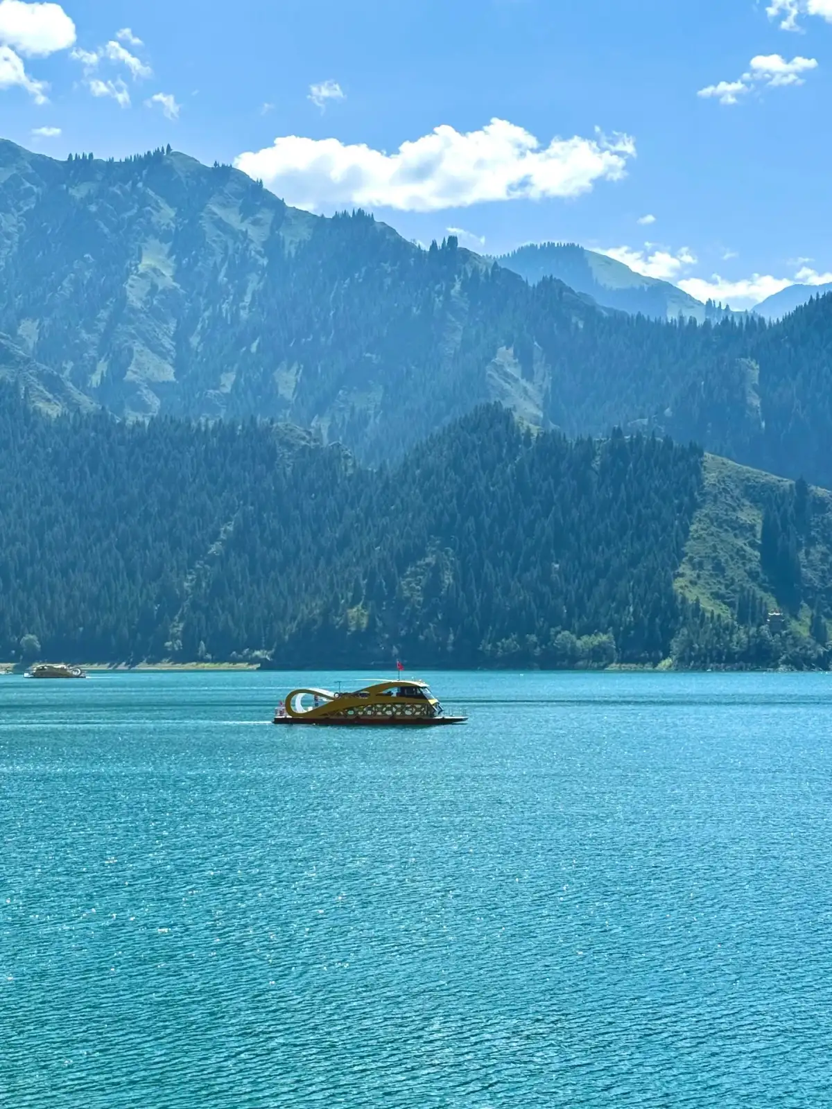 天山天池湖面上的游船