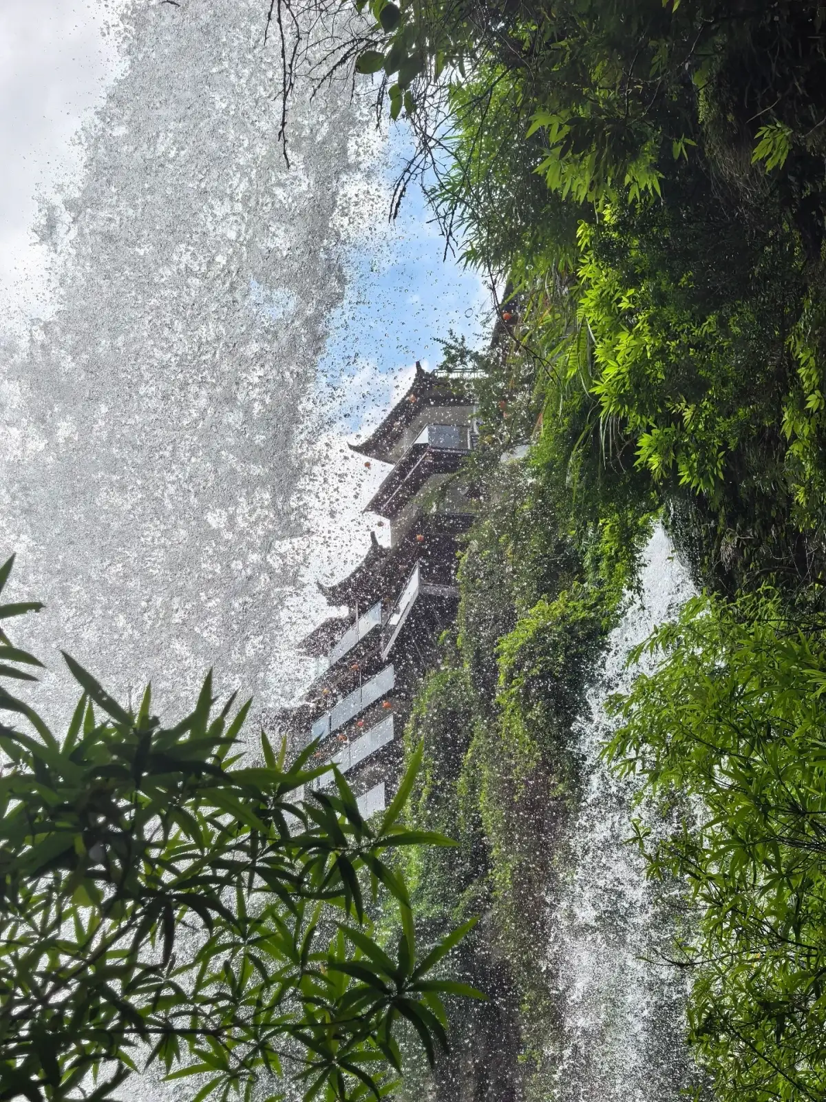 芙蓉镇水帘旁的植物与屋檐