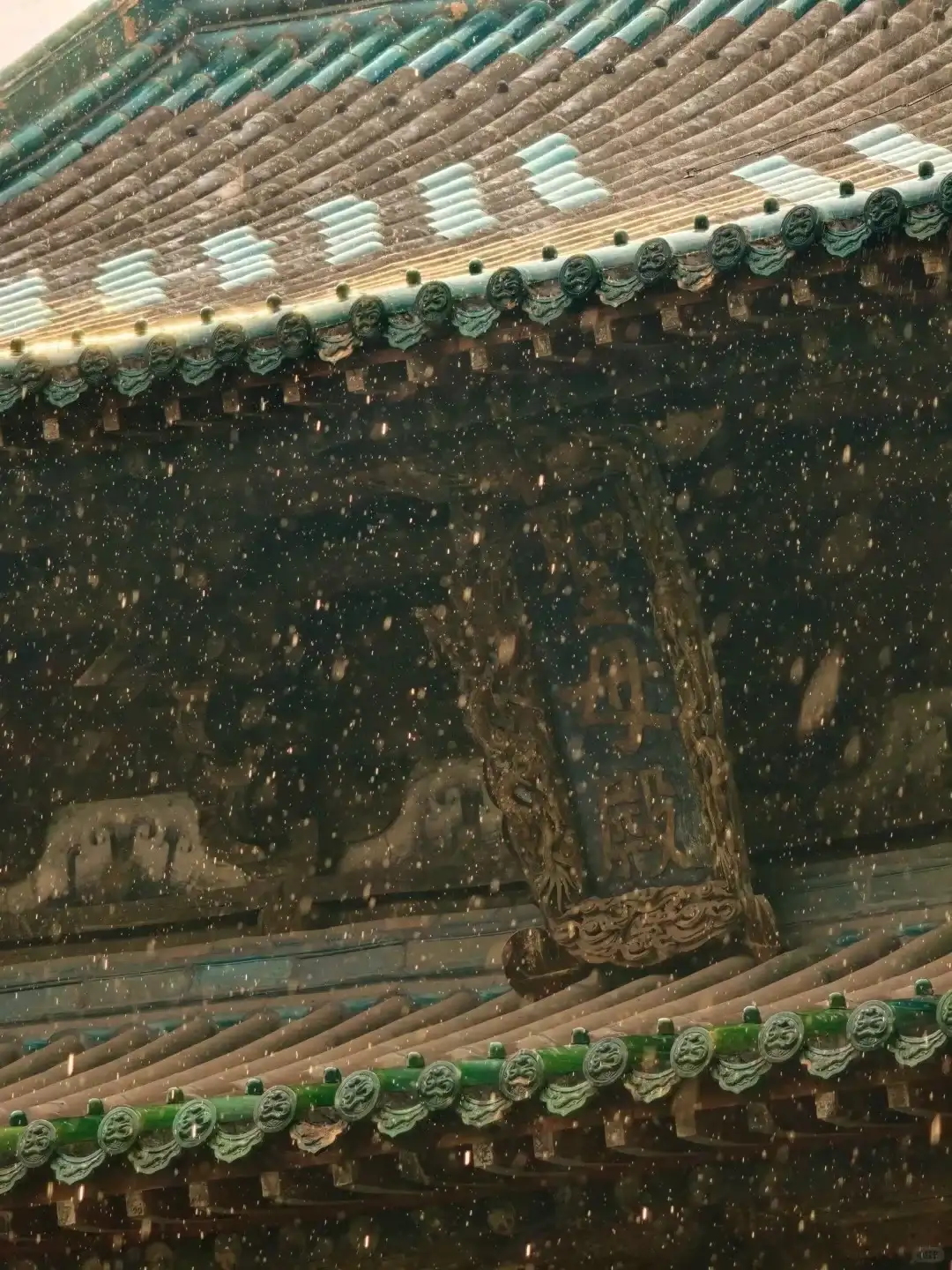 圣母殿匾额与雨中的檐口