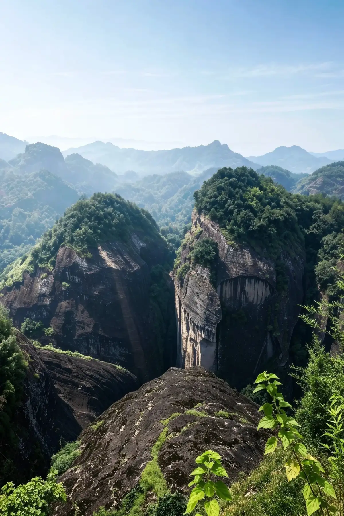武夷山高处所见的岩峰与绿色山谷