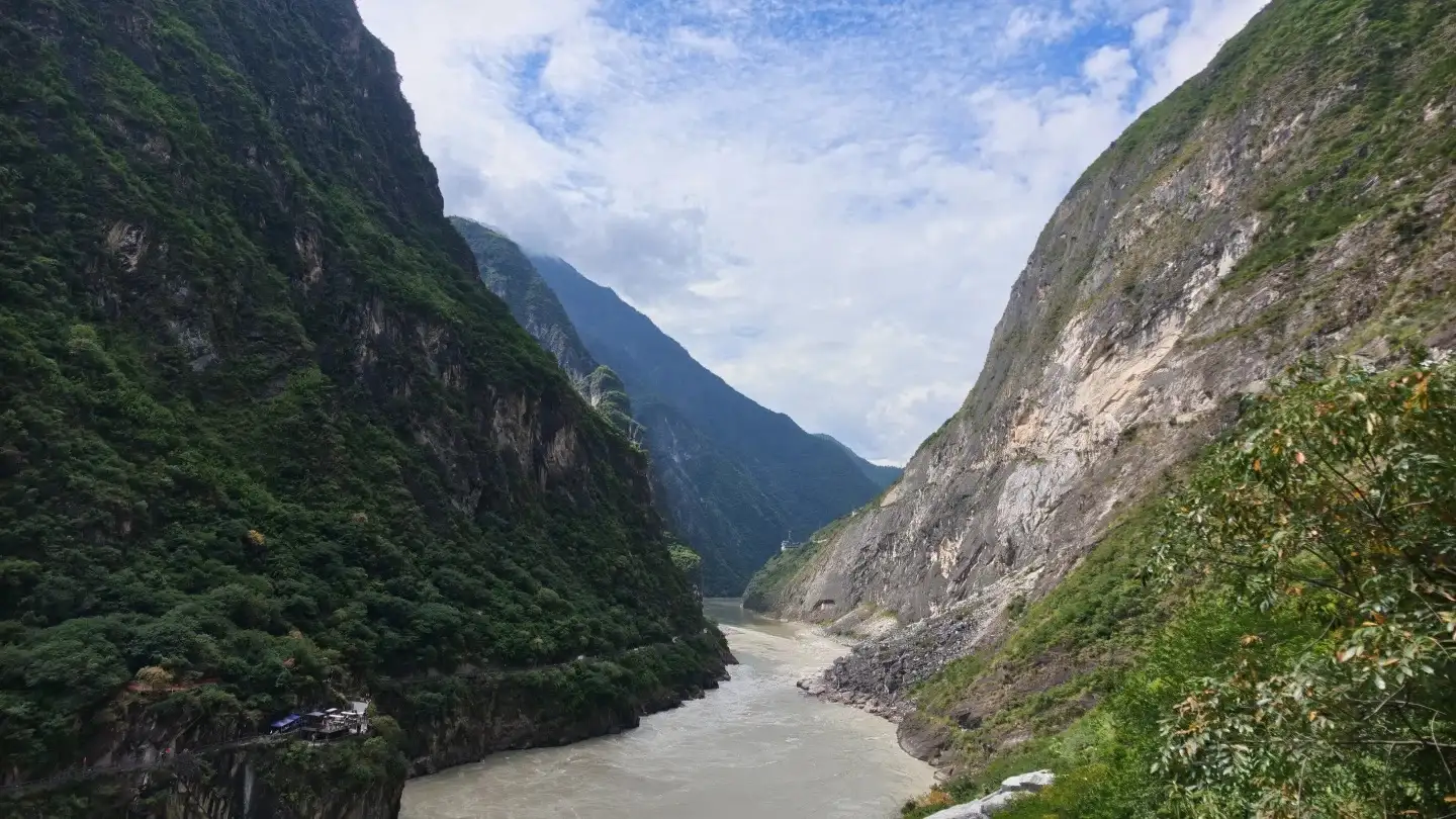 The mountain cliffs on both sides of the Tiger Leaping Gorge and the river below