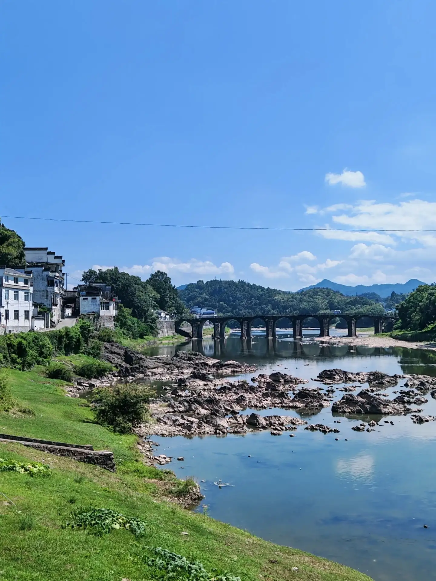 The banks of the Yuliang River in Shexian County and the stone bridge in the distance