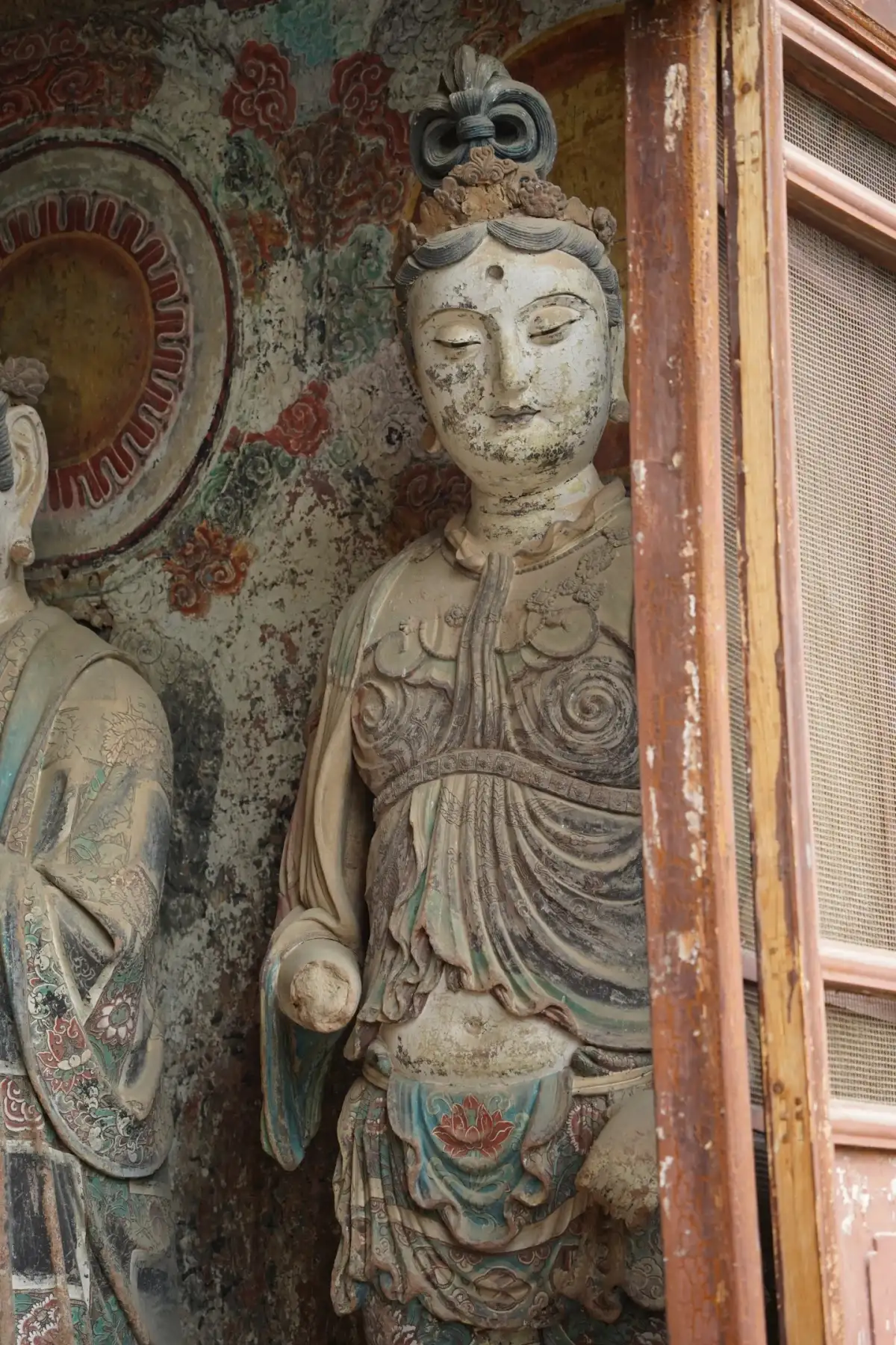Polychrome Sculptures in the Maijishan Grottoes