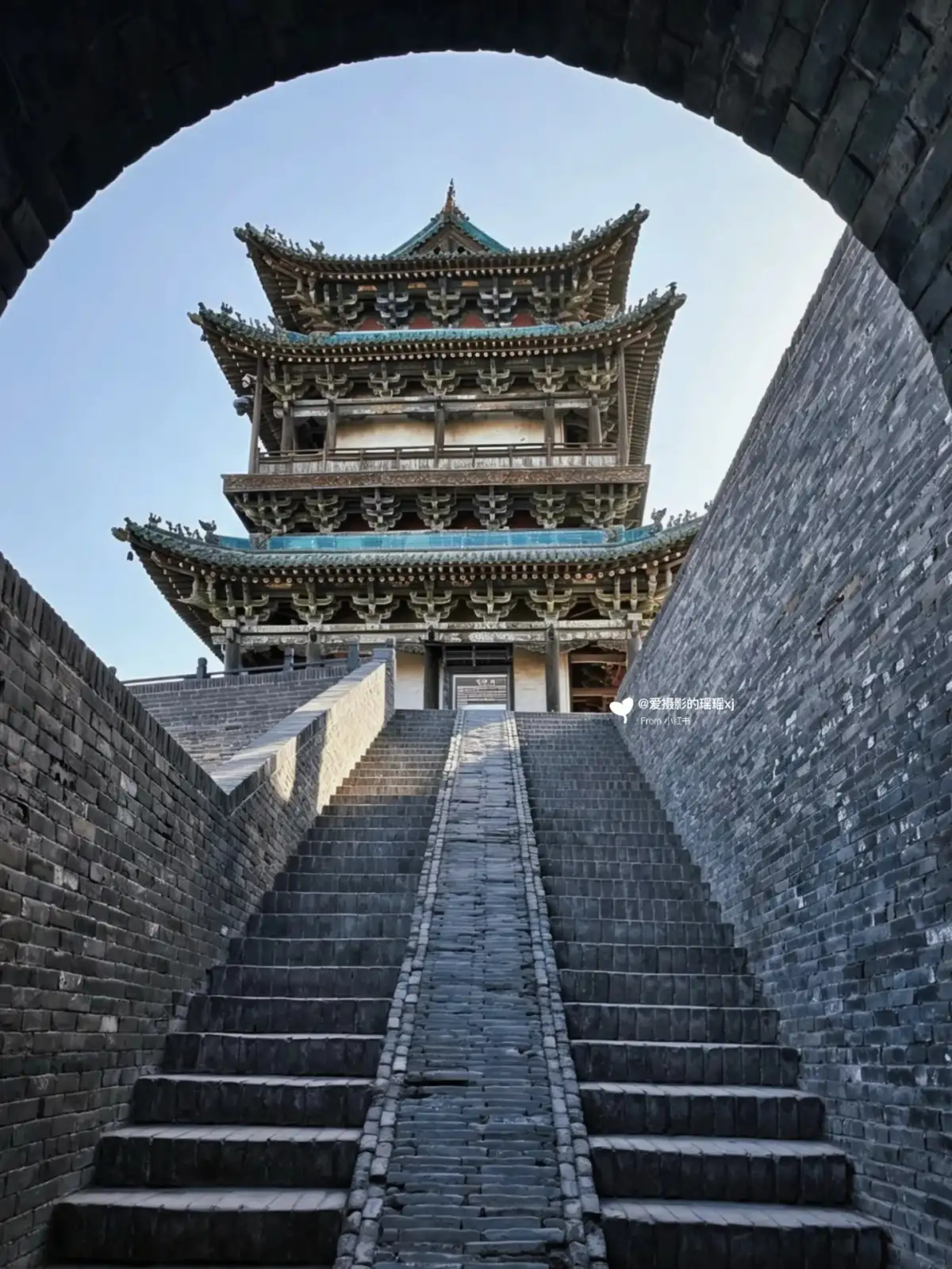 平遥城墙台阶上方的城楼