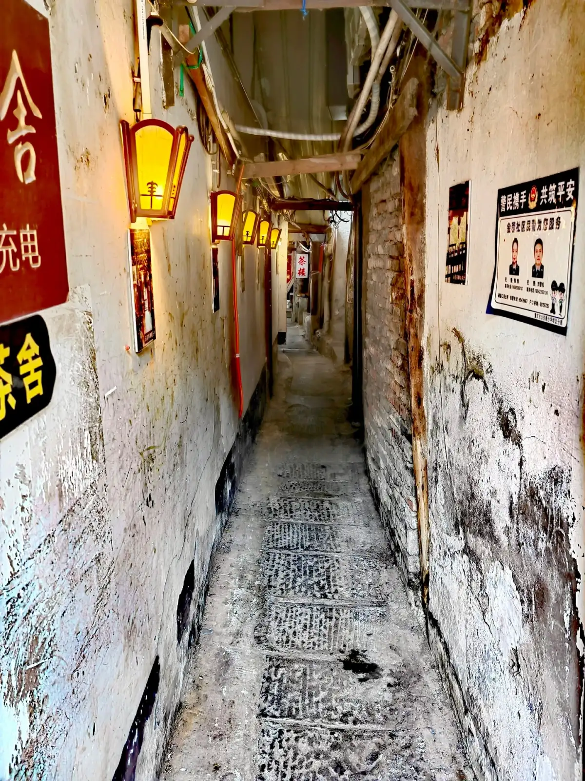磁器口旧墙之间挂灯笼的狭长小巷