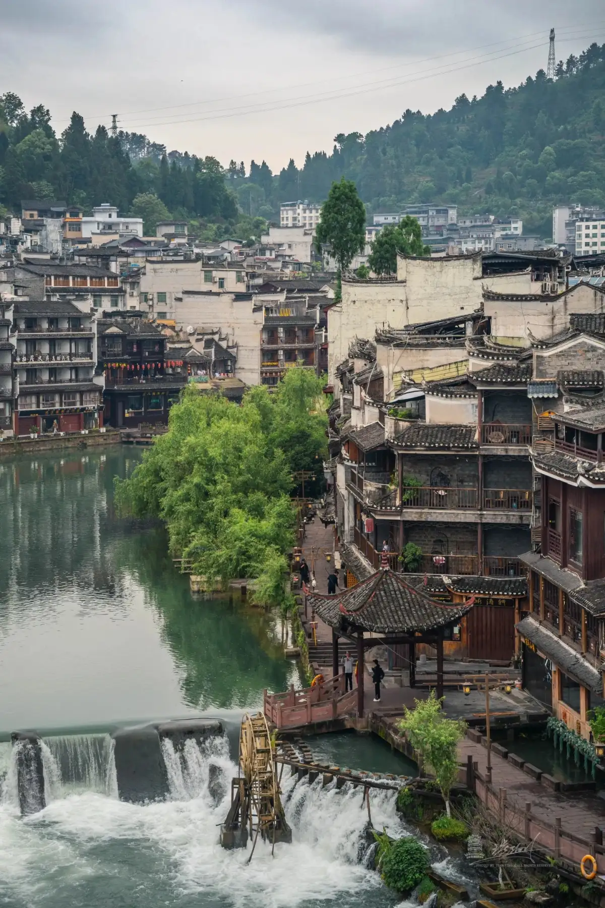 The banks of the Tuo River and the dam in Phoenix Ancient City
